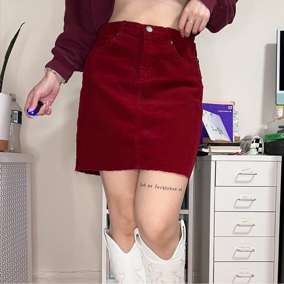 HP 🎉 NWT BLANKNYC Burgundy Cherry Red Corduroy Raw Hem Mini Skirt - Picture 3 of 8